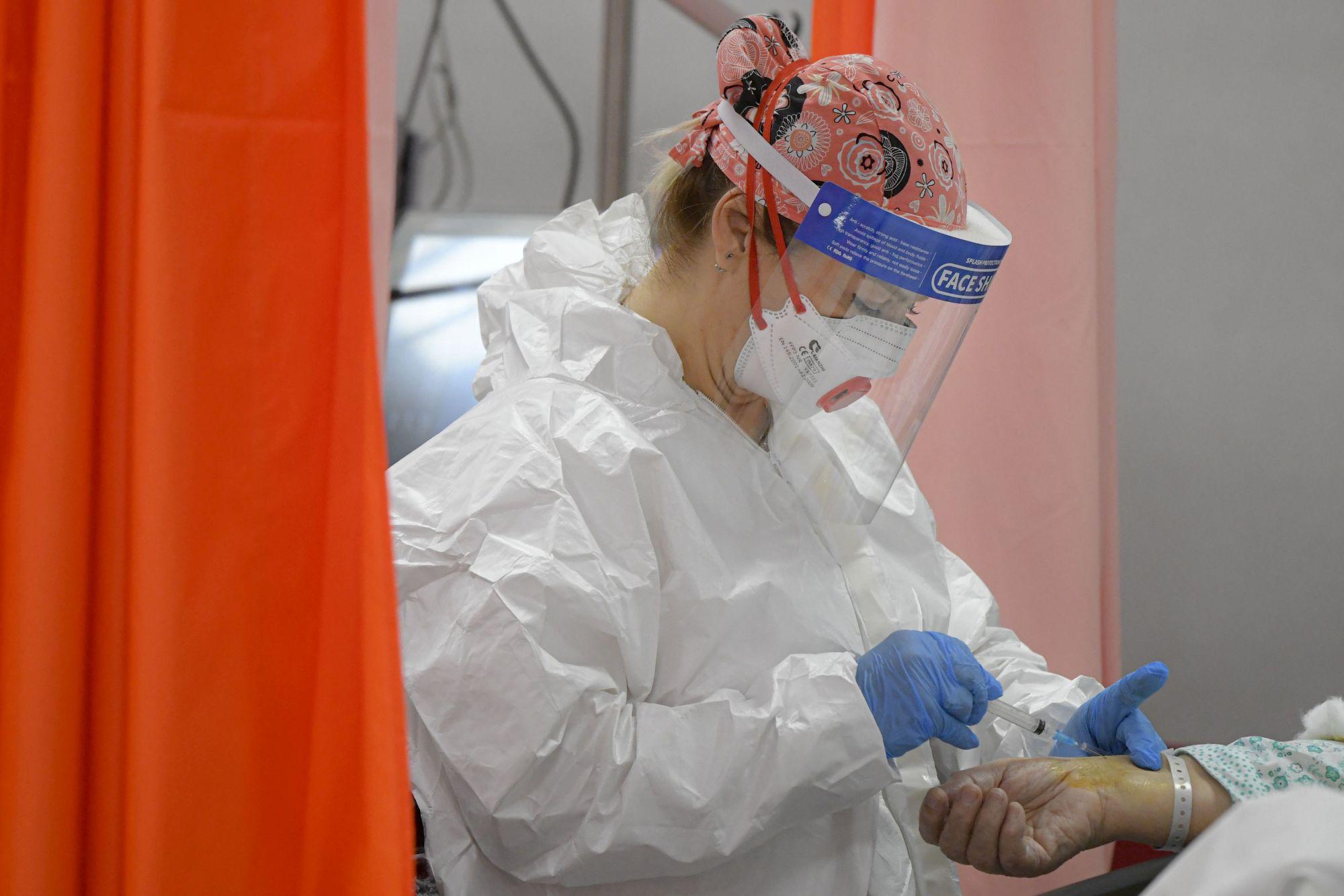 Un cadru medical face o injectie unei paciente infectate cu Sars-CoV-2 internat in UPU a Spitalului Clinic de Urgenta "Bagdasar-Arseni" din Bucuresti