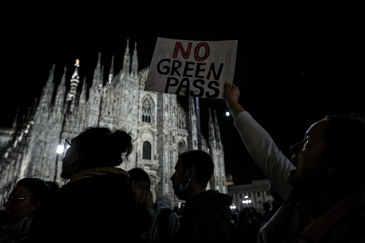 15.000 de persoane au ieşit în stradă, la Milano, pentru a cere renunţarea la certificatul verde