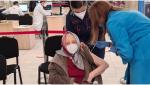 O bătrânică de 105 s-a vaccinat astăzi cu a treia doză. "Singura soluție să scăpăm e vaccinul"