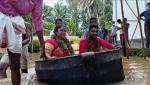 Inundațiile puternice nu au oprit o nuntă din India: mirii au ajuns la templu, plutind într-un cazan din aluminiu