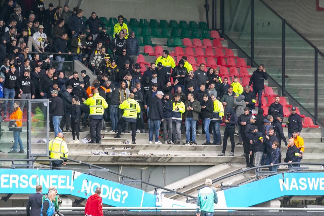 Momentul în care tribunele unui stadion s-au prăbușit cu tot cu suporteri, la finalul meciului, în Olanda
