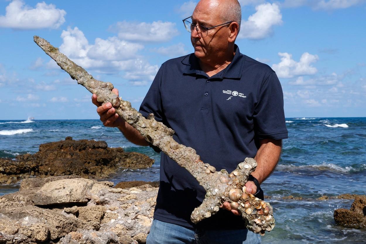 VIDEO. Un scafandru a descoperit o sabie cruciat, veche de 900 de ani, în largul coastei Israelului