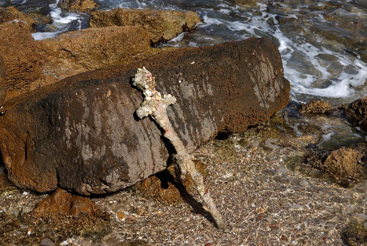 VIDEO. Un scafandru a descoperit o sabie cruciat, veche de 900 de ani, în largul coastei Israelului