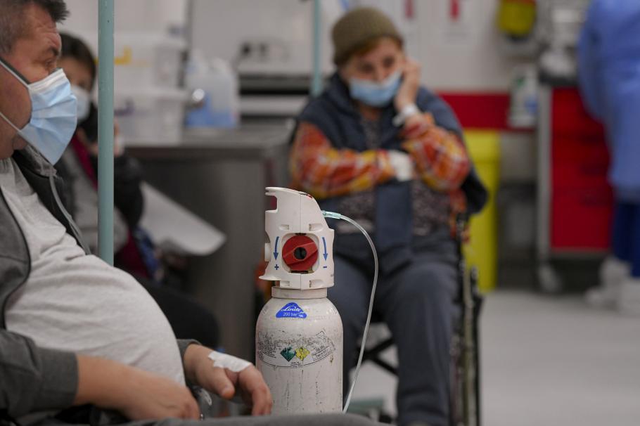 Medic grec, despre criza sanitară din România: ”La 18.000 de cazuri, nu știu cum de țara nu este în lockdown general” Pacienti infectati cu SARS-CoV-2 asteapta in scaune cu rotile, eliberarea unui pat in noua Unitate de Primiri Urgente (UPU) a Spitalului Clinic de Urgenta "Bagdasar-Arseni" din Bucuresti, marti, 12 octombrie 2021