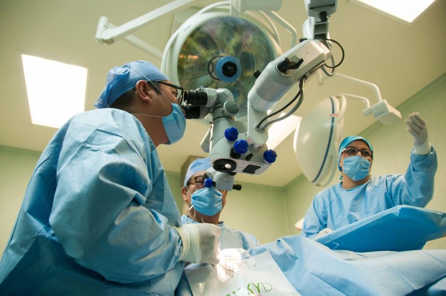 5 vieți salvate după o prelevare de organe de la un pacient în moarte cerebrală, la Târgu Mureș Medici chirurgi in operatie
