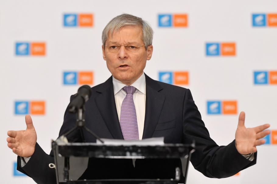Dacian Cioloș, apel la parlamentari ”să treacă peste orgolii” după ce i-au fost respinși miniștrii în comisiile de specialitate Dacian Cioloș, apel la parlamentari ”să treacă peste orgolii” după ce i-au fost respinși miniștrii în comisiile de specialitate