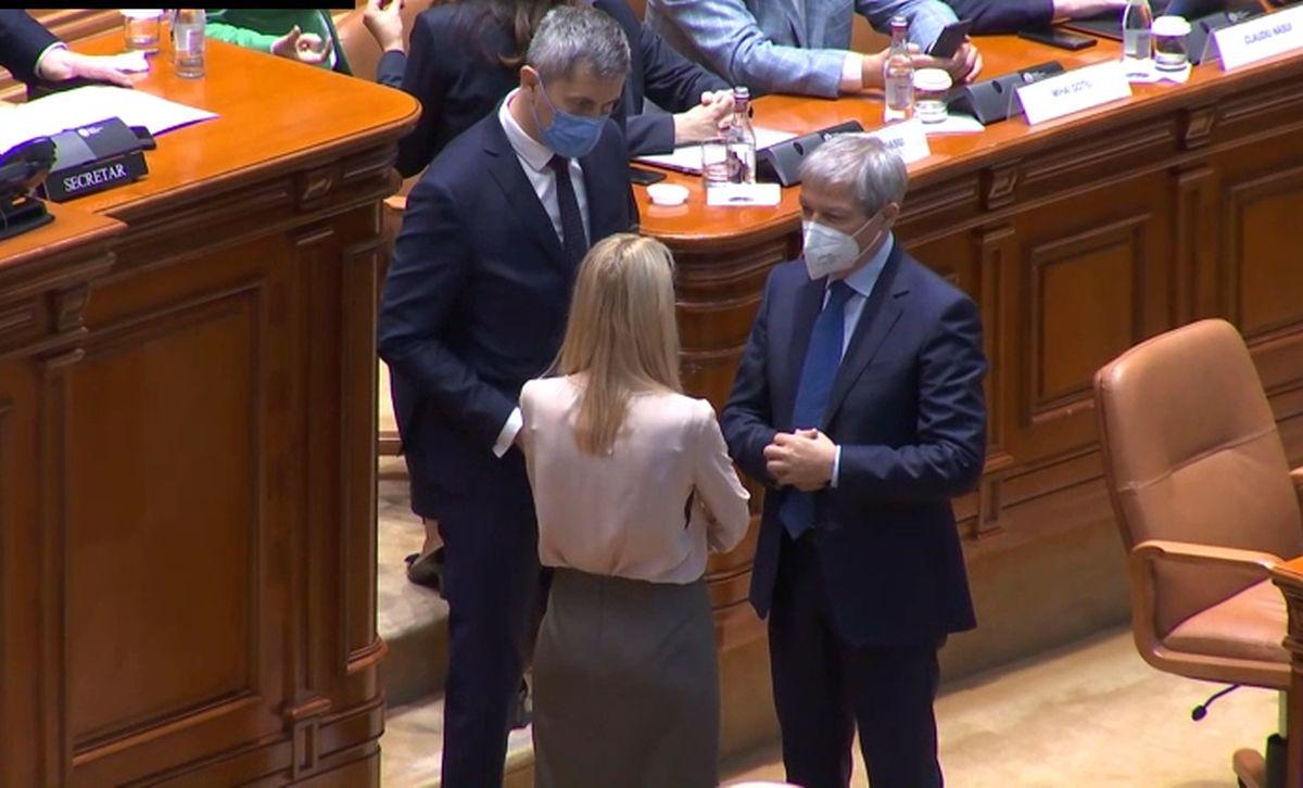 Dacian Cioloş şi Dan Barna, ultimele discuţii înainte de votul din Parlament