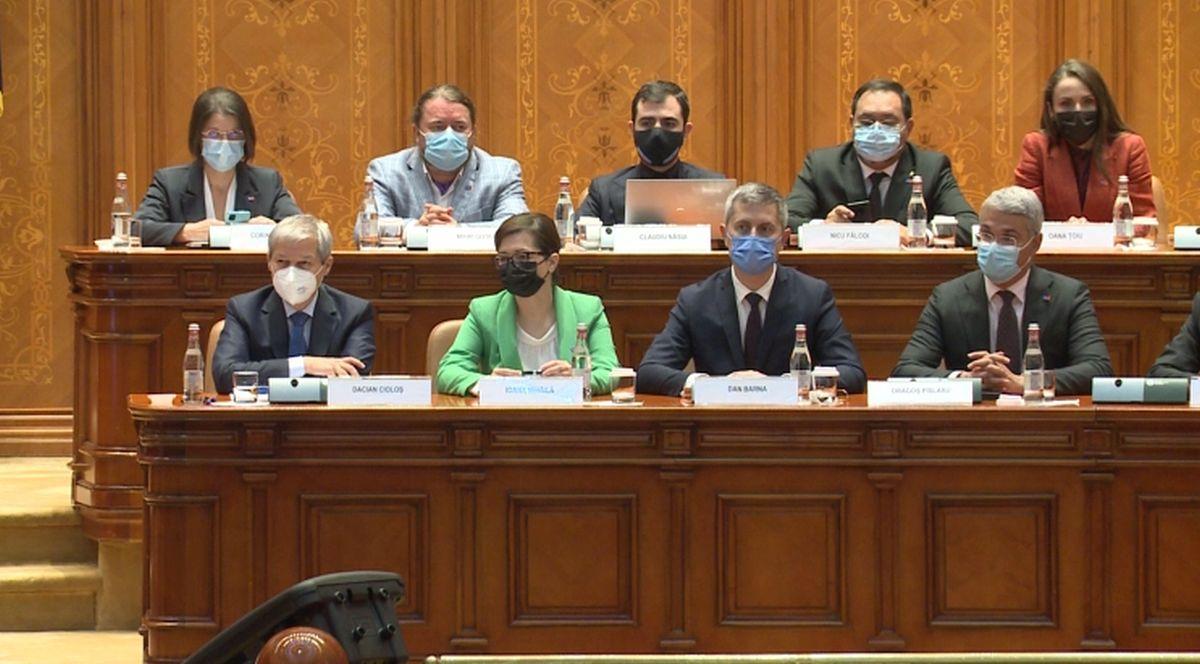 Dacian Cioloş şi miniştrii propuşi în cabinetul USR asistă la şedinţa Plenului Reunit al celor două Camere