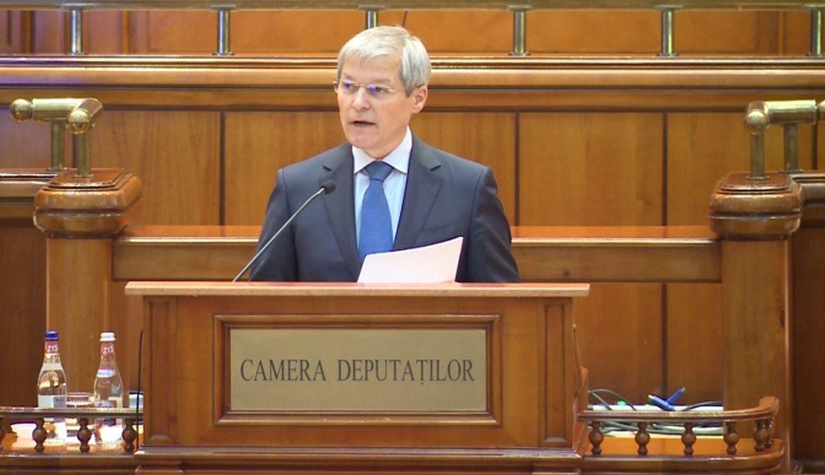 Dacian Cioloş îşi citeşte discursul în Plenul Parlamentului