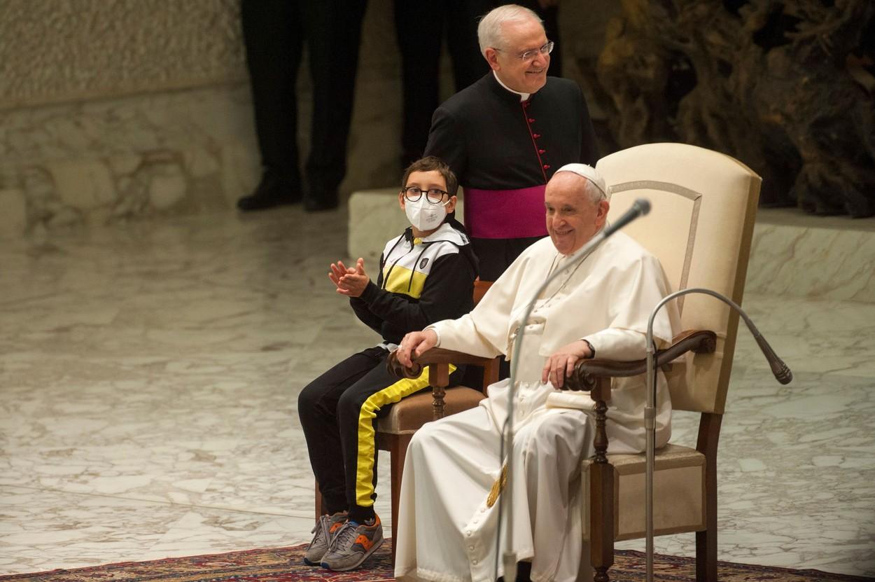 Un băieţel insistent a întrerupt audiența Papei Francisc pentru a-i cere boneta de pe cap: ”Mulțumesc pentru lecția pe care ne-a oferit-o”