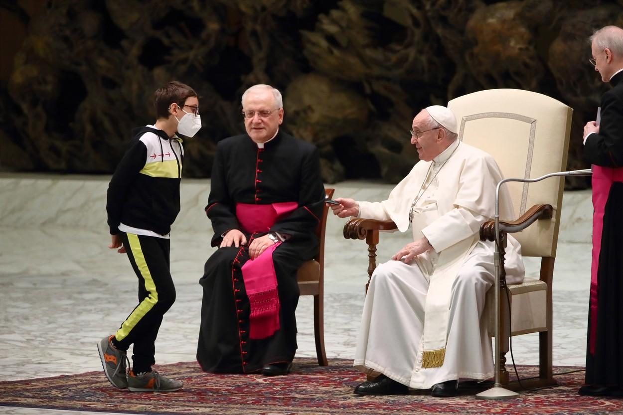 Un băieţel insistent a întrerupt audiența Papei Francisc pentru a-i cere boneta de pe cap: ”Mulțumesc pentru lecția pe care ne-a oferit-o”