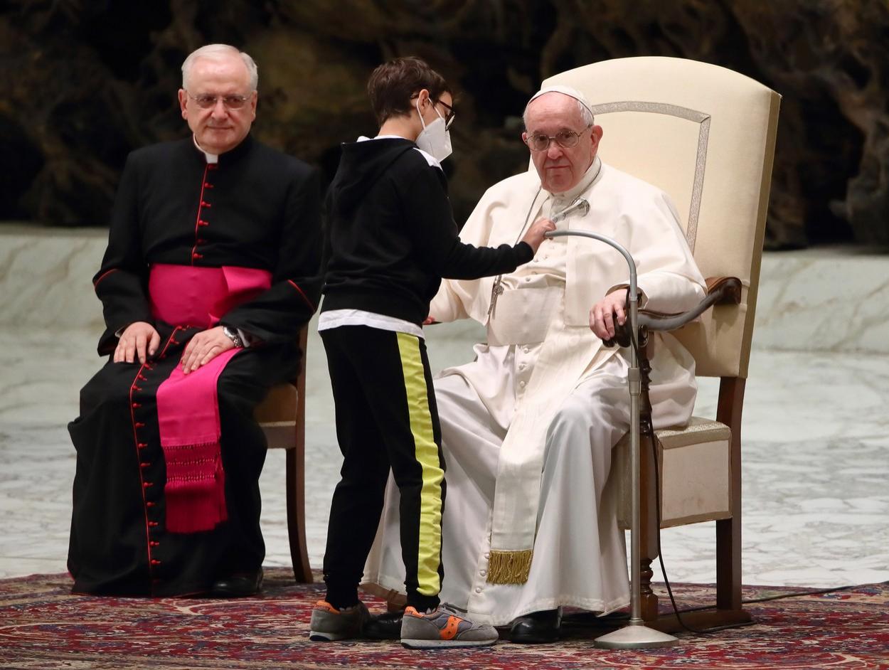 Un băieţel insistent a întrerupt audiența Papei Francisc pentru a-i cere boneta de pe cap: ”Mulțumesc pentru lecția pe care ne-a oferit-o”