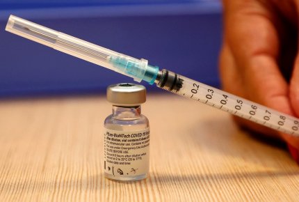 Boosterul sau doza trei de vaccin Pfizer are o eficienţă de 95,6% împotriva formelor simptomatice ale bolii