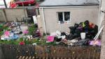 O mamă a 11 copii şi-a îngrozit vecina: munţii de gunoaie stau să-i înghită casa, iar locul a devenit un rai pentru şobolani, în UK