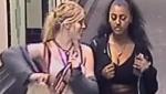 Două tinere sunt vânate de poliție, după ce i-au spart unei femei o sticlă de vin în cap, în Anglia: ''Au acuzat-o că se holba la ele''