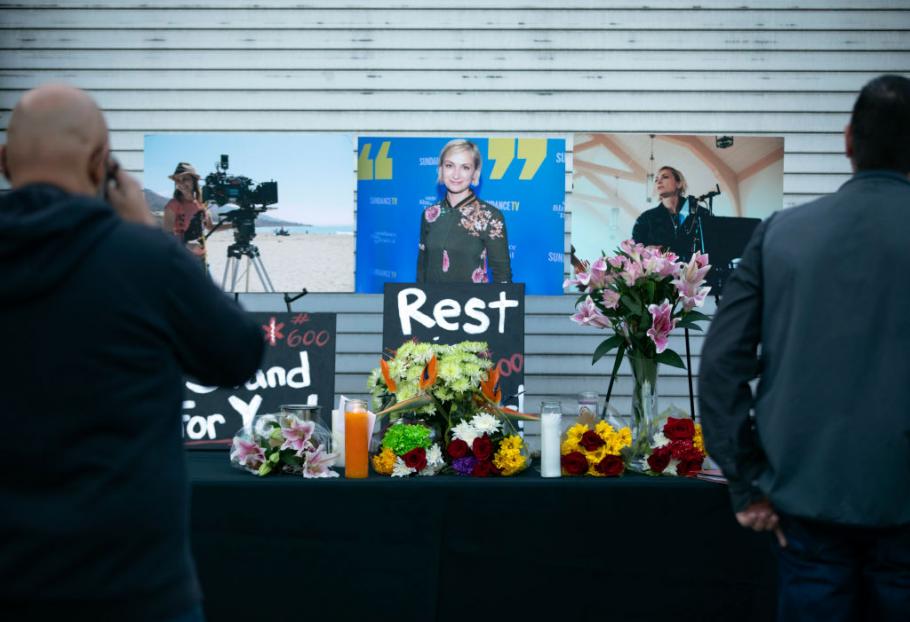 Halyna Hutchins, de 42 de ani, director de imagine, a murit, joi, după ce celebrul actor Alec Baldwin a descărcat arma de recuzită în timpul fimărilor Halyna Hutchins, de 42 de ani, director de imagine, a murit, joi, după ce celebrul actor Alec Baldwin a descărcat arma de recuzită în timpul fimărilor