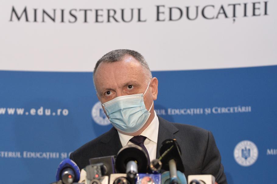 Sorin Cîmpeanu: ”Școlile private pot face școală online în timpul vacanței de la școlile de stat” Sorin Cîmpeanu: ”Școlile private pot face școală online în timpul vacanței de la școlile de stat”