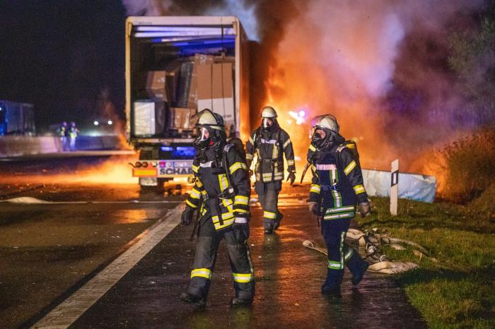 Un camionero rumano murió quemado vivo en la cabina, luego de un horrible accidente.  Cuatro camiones chocaron en la A7 en Alemania
