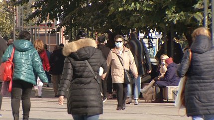 Oameni din România, cu măşti, se plimbă pe stradă înainte de introducerea noilor restricţii COVID-19