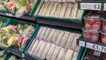 Supermarketurile din Marea Britanie ascund golurile de pe rafturi cu poze cu legume și fructe. Tot mai multe alimente lipsesc