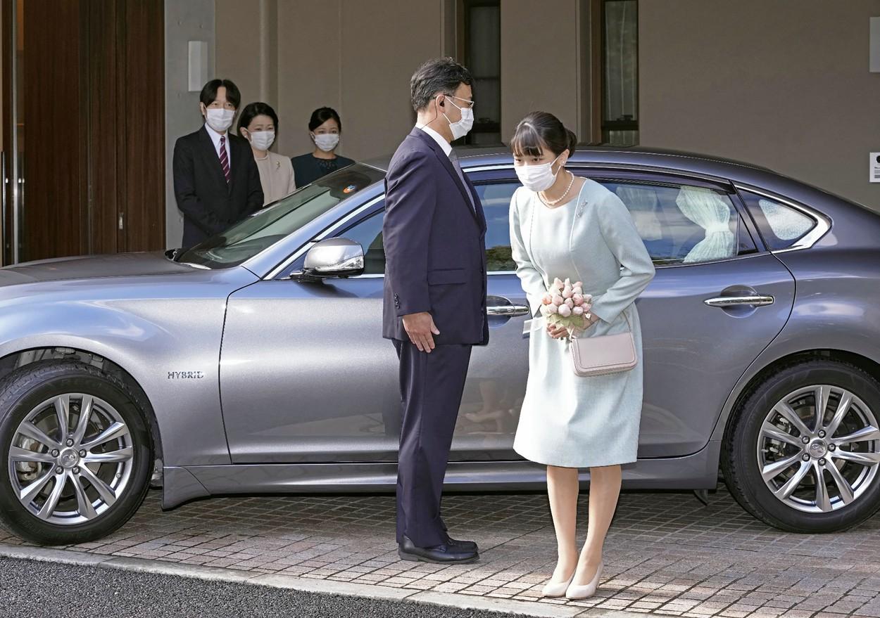 Prințesa Mako s-a căsătorit cu bărbatul iubit. Cu o rochie simplă și o reverență s-a retras din familia regală, cerându-și scuze. FOTO