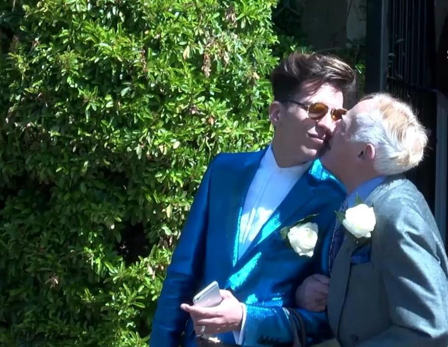 Florin Marin, tânărul care s-a căsătorit cu un preot britanic, şi-a găsit un iubit bogat în Spania: "Nu cheltui banii pe vacanţe, iubiţii mei o fac" Florin Marin, tânărul care s-a căsătorit cu un preot britanic, şi-a găsit un iubit bogat în Spania: "Nu cheltui banii pe vacanţe, iubiţii mei o fac"