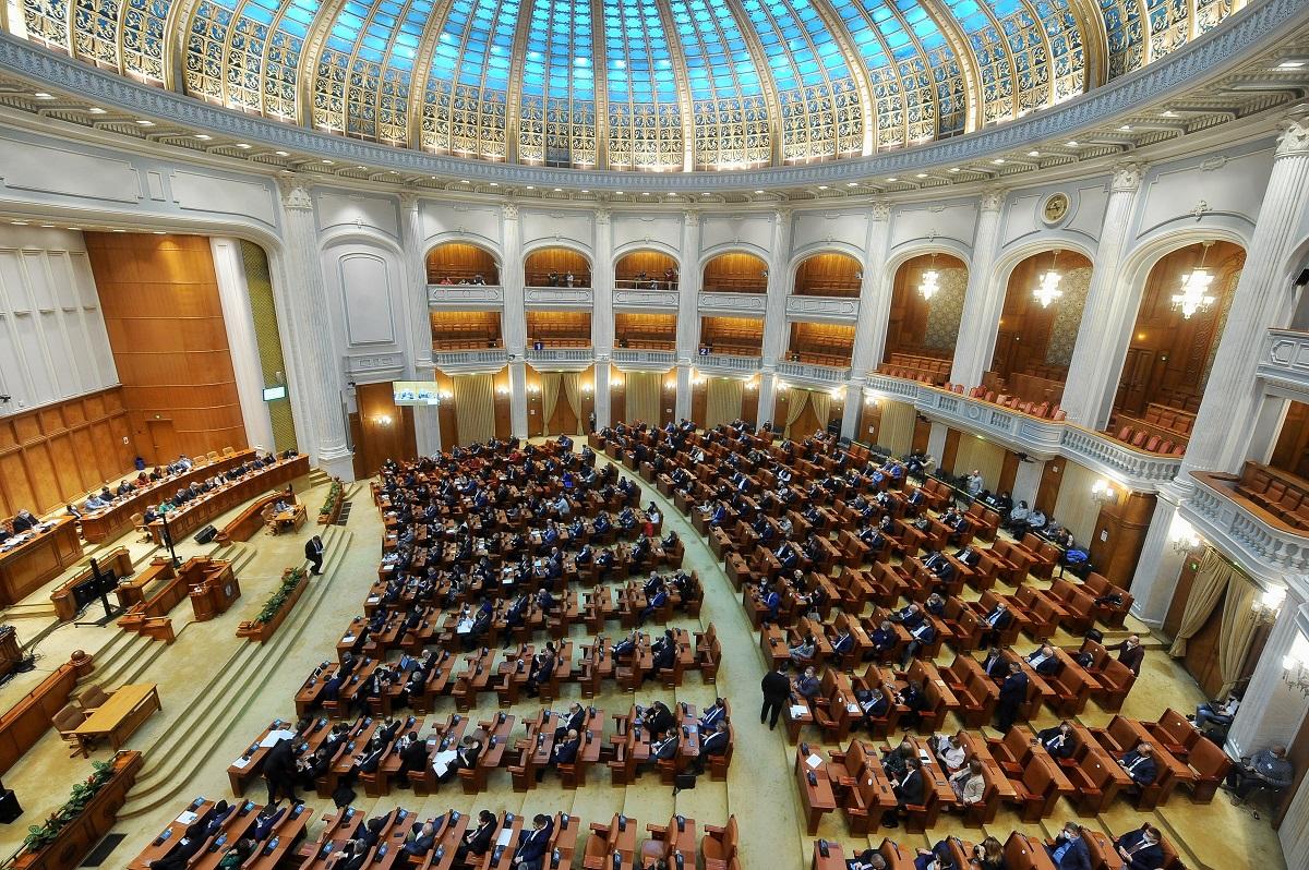 Plafonarea preţurilor la energie electrică şi gaze, la vot final astăzi în Parlament