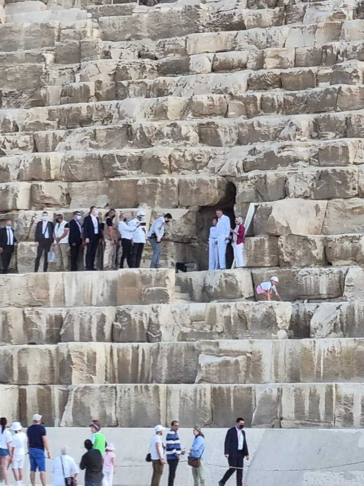 Primele imagini cu Klaus Iohannis și soția sa, în vizită la piramide în Egipt