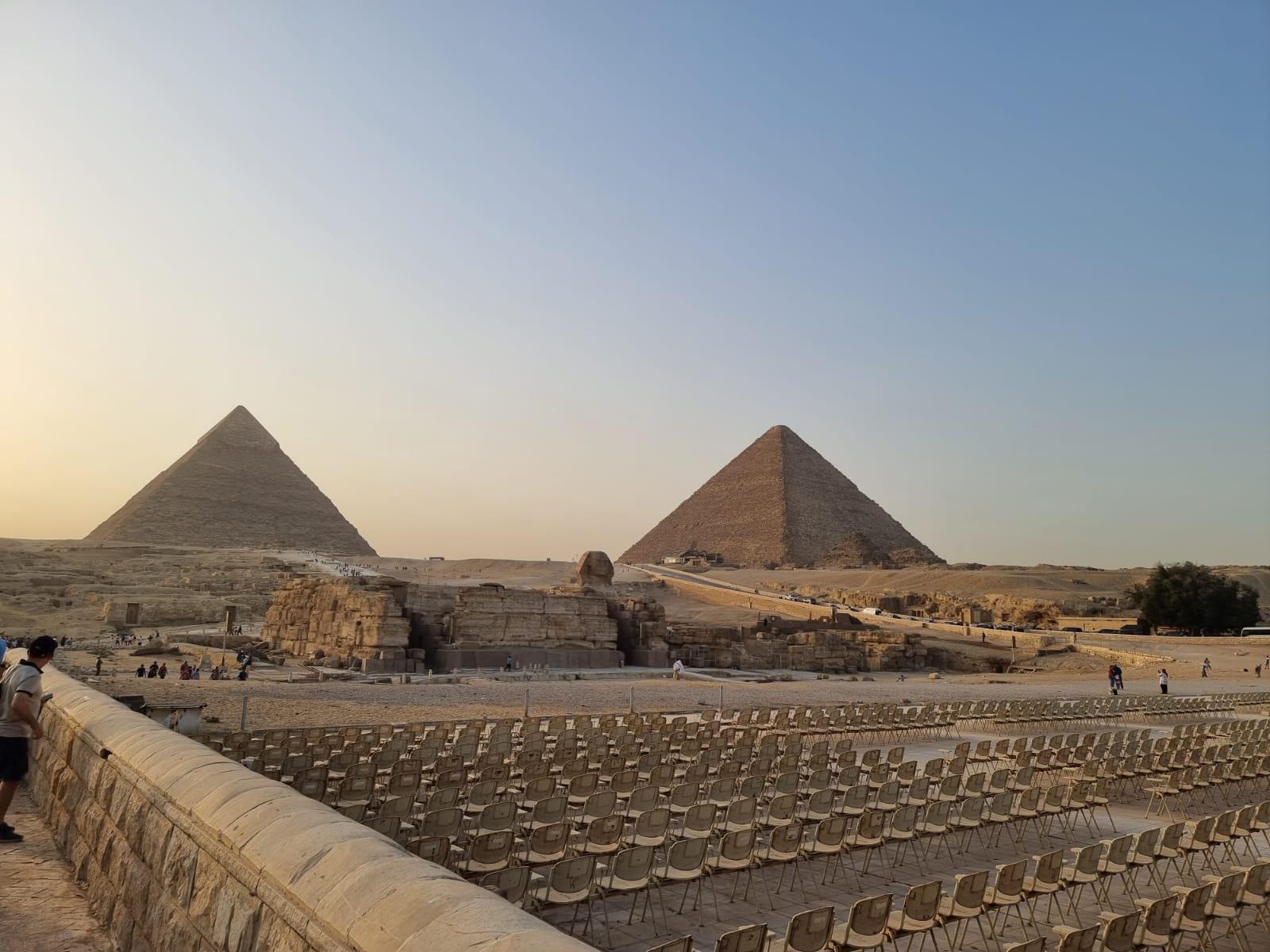 Primele imagini cu Klaus Iohannis și soția sa, în vizită la piramide în Egipt