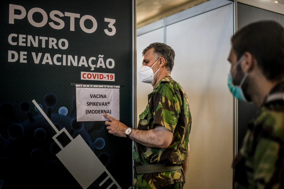 Cum a reuşit Portugalia să vaccineze aproape întreaga populaţie în doar 7 luni. Un viceamiral, pus la comandă: "Am folosit retorică de război" Cum a reuşit Portugalia să vaccineze aproape întreaga populaţie în doar 7 luni. Un viceamiral, pus la comandă: "Am folosit retorică de război"