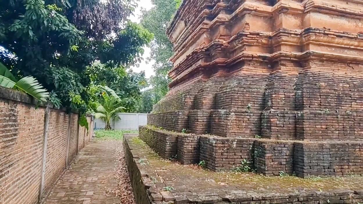 Tandreţe lângă monumentul istoric