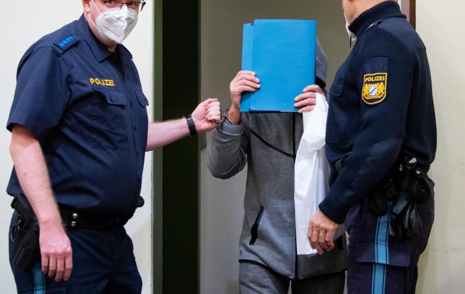Un electrician de 66 de ani din Germania e acuzat că a ucis un bărbat și a mutilat alți câţiva, după ce i-a castrat pe masa din bucătărie Un electrician de 66 de ani din Germania e acuzat că a ucis un bărbat și a mutilat alți câţiva, după ce i-a castrat pe masa din bucătărie