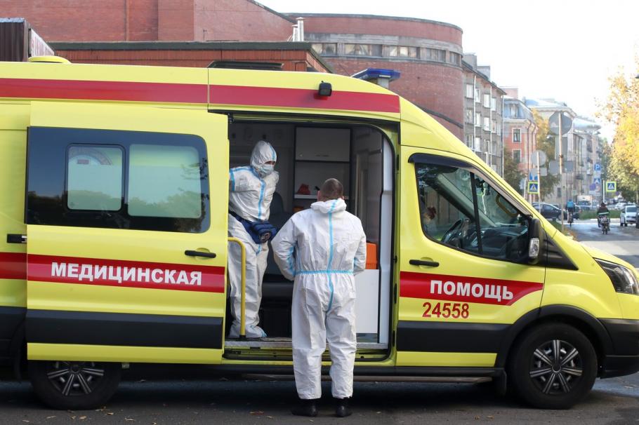 Record de decese Covid-19 în Rusia. Aproape 900 de oameni au murit infectați cu coronavirus într-o singură zi Echipajul unei ambulanțe în echipament de protecție, la Spitalul municipal Pokrovskaya.