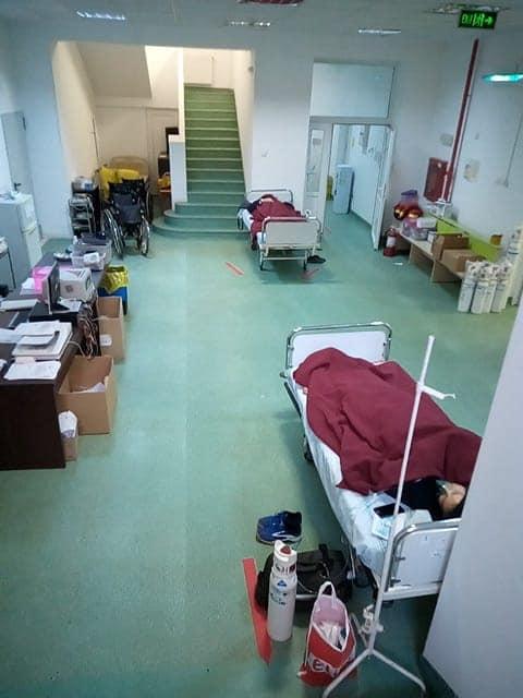 Pacienți conectați la butelii de oxigen direct pe holul spitalului Marius Nasta din București