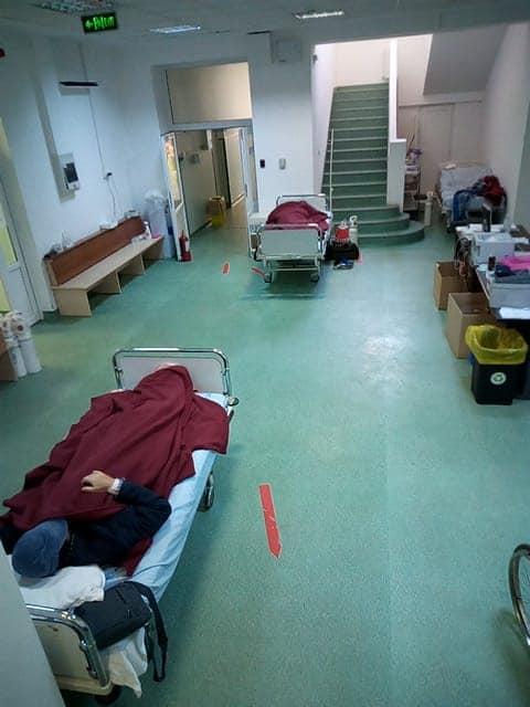 Pacienți conectați la butelii de oxigen direct pe holul spitalului Marius Nasta din București