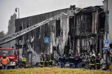 Un avion privat românesc, de mici dimensiuni, s-a prăbușit într-o clădire aflată în renovare din Italia