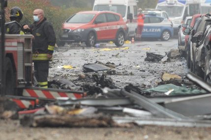 MAE confirmă că printre persoanele decedate în accidentul aviatic de la Milano se numără doi români