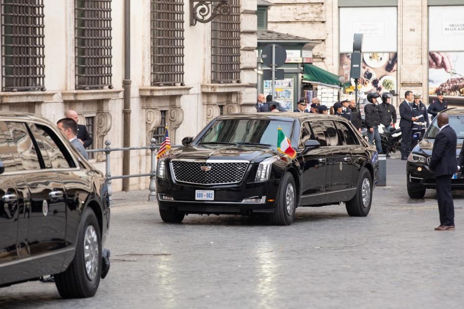Un şofer român a intrat în una dintre maşinile din coloana oficială a lui Joe Biden, în Italia. Ce a păţit românul în vârstă de 40 de ani Un şofer român a intrat în una dintre maşinile din coloana oficială a lui Joe Biden, în Italia. Ce a păţit românul în vârstă de 40 de ani
