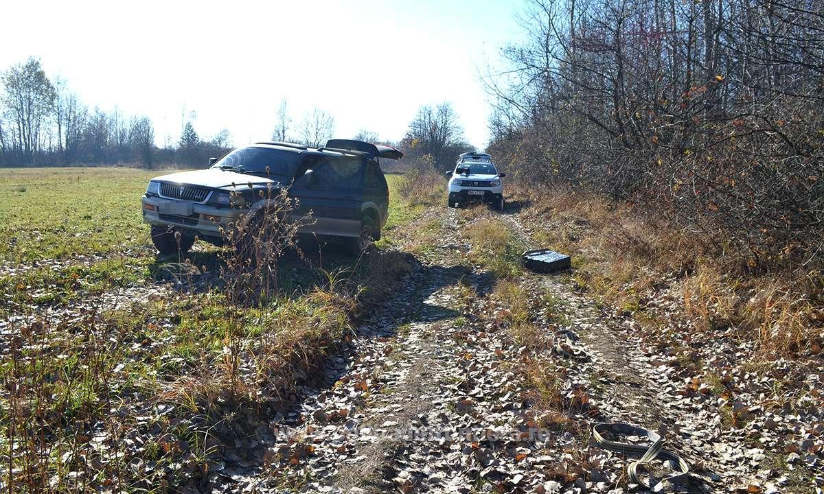 Zeci de mii de pachete cu ţigări şi sume mari de bani, găsite de poliţiştii de frontieră