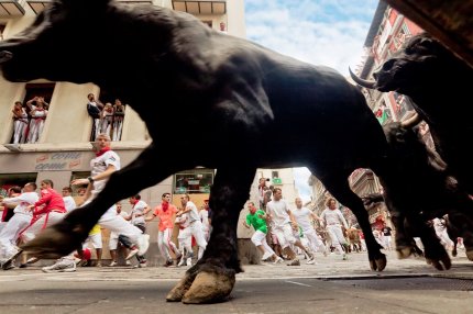 Un bărbat de 55 de ani, luat în coarne de un taur la un festival anual din Spania, a sângerat până la moarte