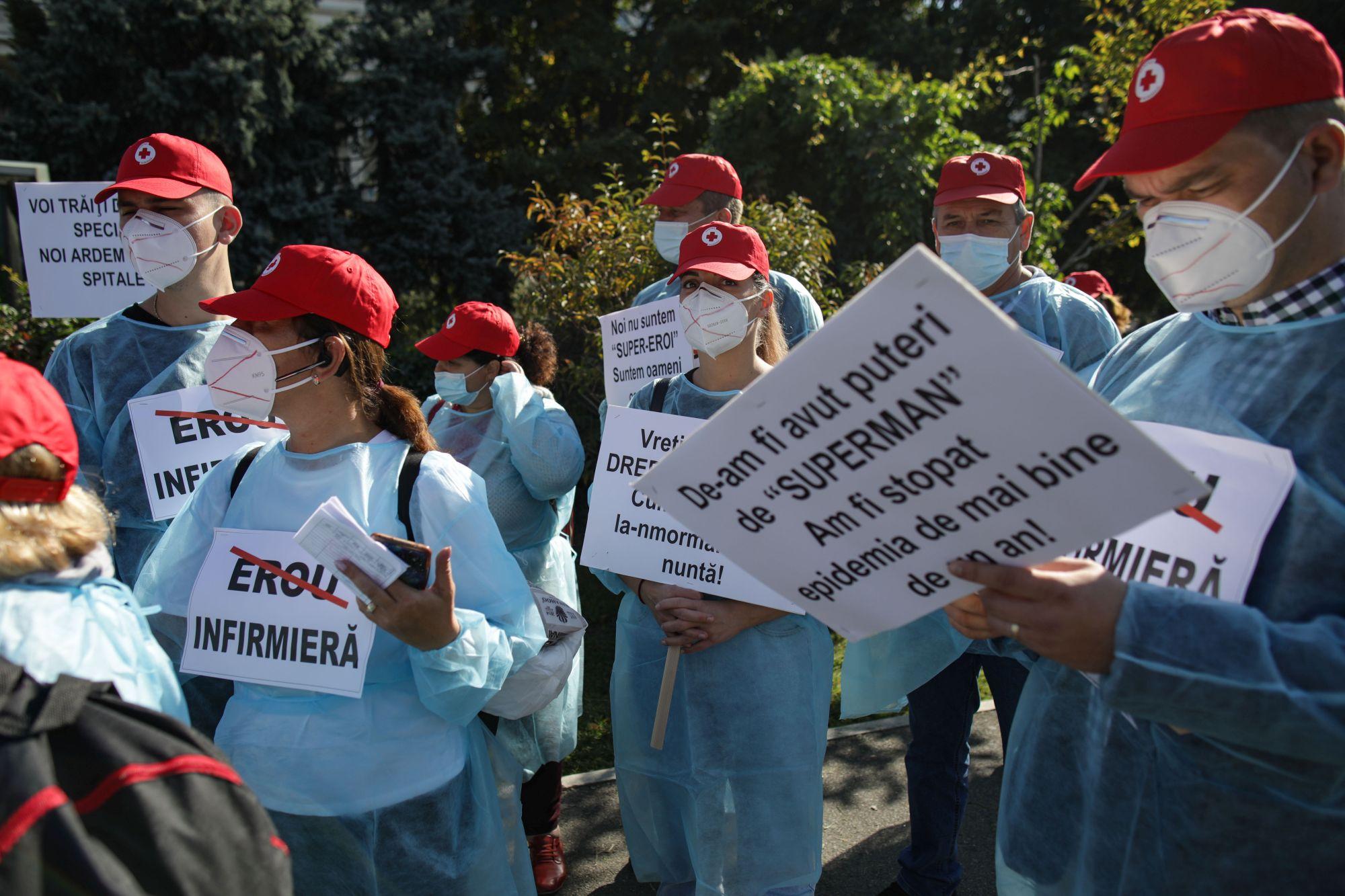 Zeci de angajaţi din Sănătate au protestat în faţa Guvernului. Refuză testarea celor nevaccinaţi pe banii lor