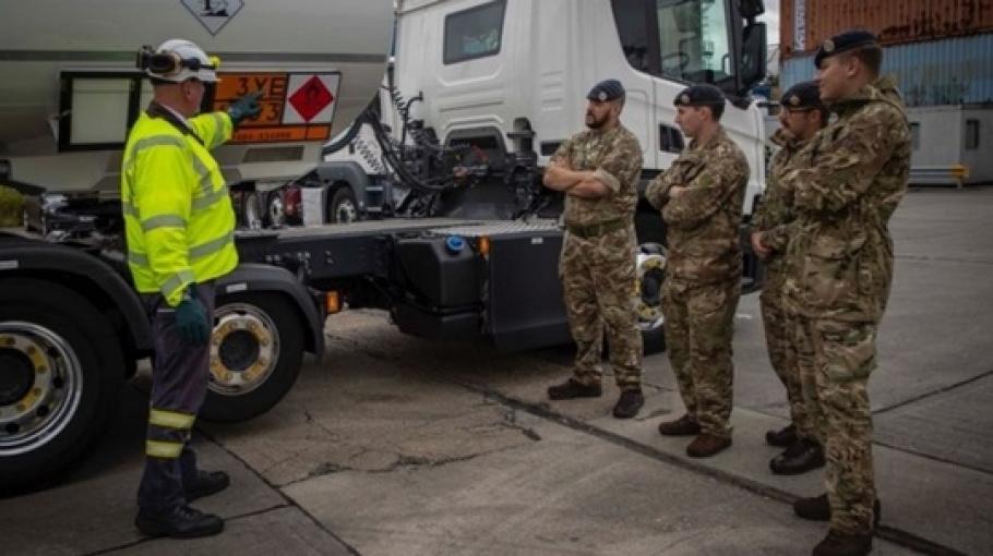 Operațiunea "Escalin". Armata britanică a început să aprovizioneze benzinăriile luate cu asalt de șoferi Operațiunea "Escalin". Armata britanică a început să aprovizioneze benzinăriile luate cu asalt de șoferi