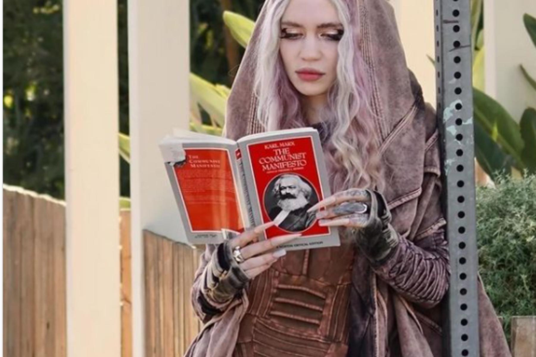 Grimes, fosta iubită a miliardarului Elon Musk, citind Manifestul Partidului Comunist, de Karl Marx Grimes, fosta iubită a miliardarului Elon Musk, citind Manifestul Partidului Comunist, de Karl Marx