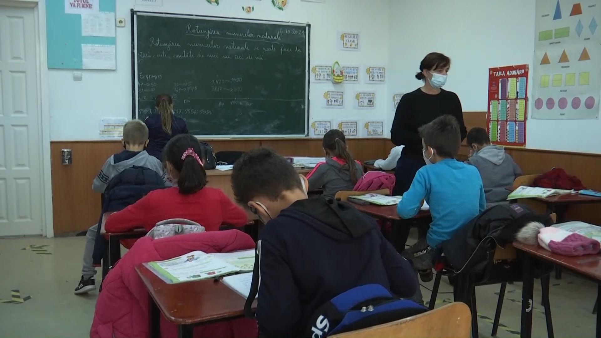 Sute de copii se înghesuie în cinci săli de clasă, cu zero distanţare, într-o şcoală din Botoşani