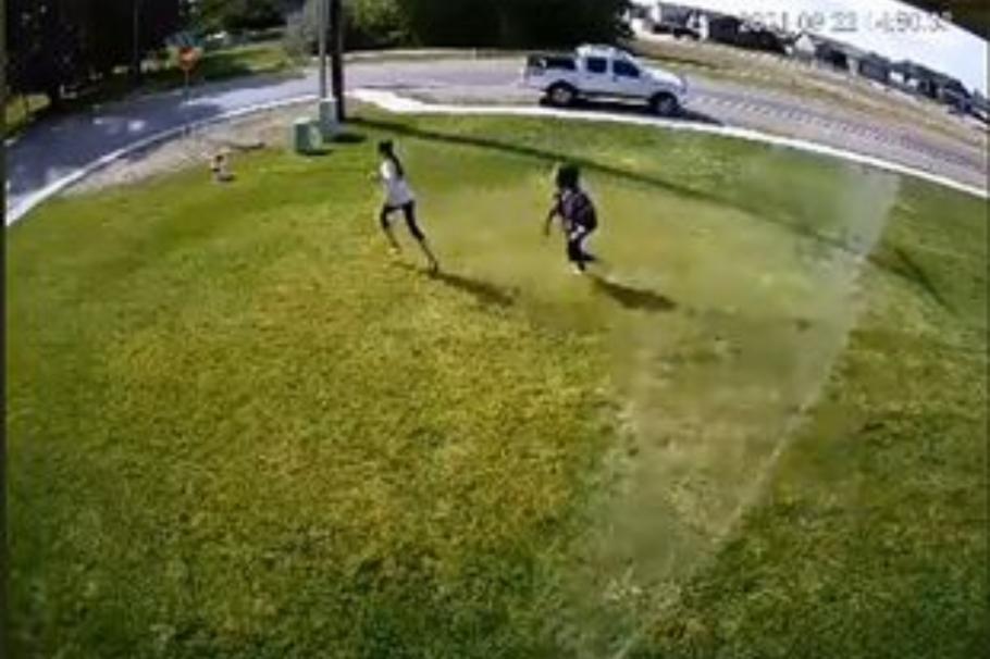 Un bărbat a recurs la o metodă mai puţin blăndă de a ţine oamenii departe de curtea sa Un bărbat a recurs la o metodă mai puţin blăndă de a ţine oamenii departe de curtea sa