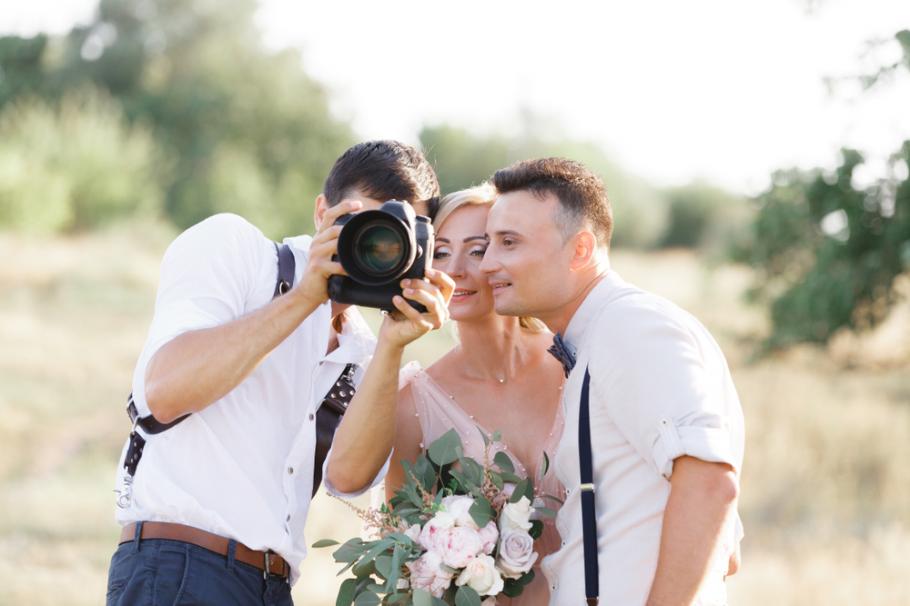 Fotograful a făcut gestul pentru a e răzbuna pe miri Fotograful a făcut gestul pentru a e răzbuna pe miri