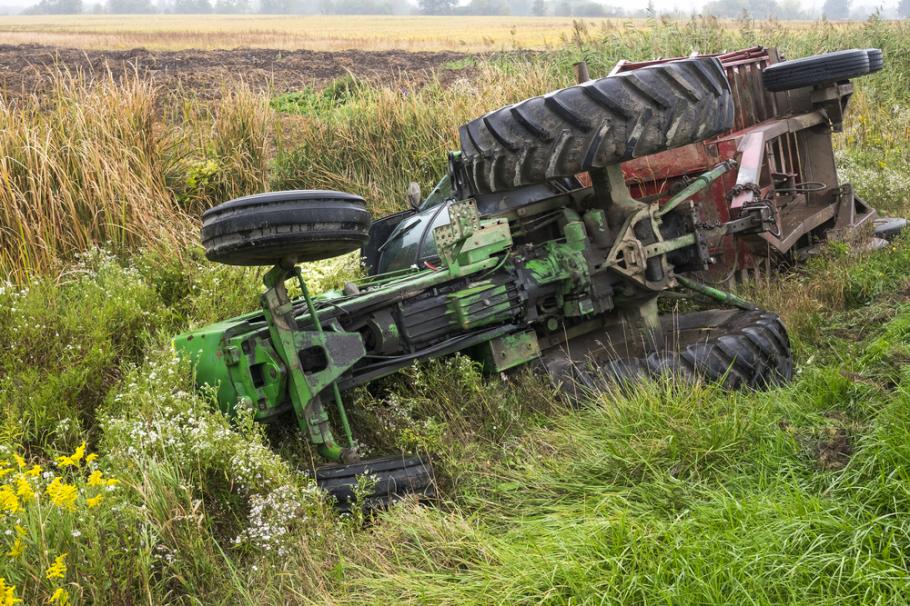 Tractor răsturnat în Caraş-Severin, foto ilustrativ Un bărbat a murit în Caraş Severin, după ce s-a răsturnat cu tractorul, oc5 tombrie 2021