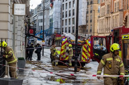 Intervenţia pompierilor, după inundaţiile care au blocat mai multe zone din Londra