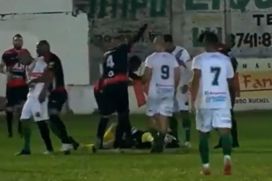 Fotbalistul brazilian William Ribeiro a bătut un arbitru până ce l-a lăsat inconştient, în timpul unui meci Fotbalistul brazilian William Ribeiro a bătut un arbitru până ce l-a lăsat inconştient, în timpul unui meci