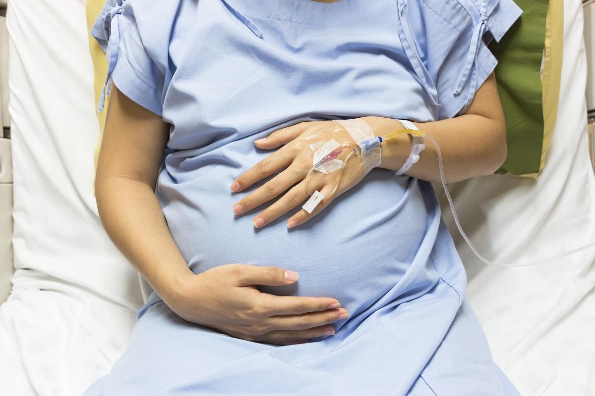 Femeie însărcinată Femeie însărcinată, pe patul de spital